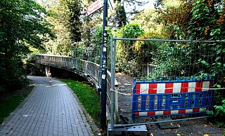 Jogger, Radler und Spaziergänger müssen seit zwei Jahren auf die Brücke nahe der Herzebrocker Straße verzichten. Im November sollen die Reste abgerissen werden. - Andreas Frücht Jogger, Radler und Spaziergänger müssen seit zwei Jahren auf die Brücke nahe der Herzebrocker Straße verzichten. Im November sollen die Reste abgerissen werden. - Andreas Frücht