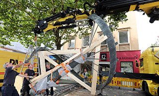 Im August 2018 ließ die Stadt den Brunnen von einer Spezialfirma abbauen. Doch saniert ist er immer noch nicht. - NW Im August 2018 ließ die Stadt den Brunnen von einer Spezialfirma abbauen. Doch saniert ist er immer noch nicht. - NW