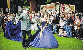 Königliche Freude: Die beiden Majestäten Dirk Scholl und Jana Mirk ernten auf dem Schützenplatz reichlich Beifall. - Besim Mazhiqi Königliche Freude: Die beiden Majestäten Dirk Scholl und Jana Mirk ernten auf dem Schützenplatz reichlich Beifall. - Besim Mazhiqi