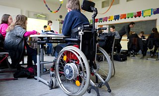 Kinder im Rollstuhl können an vielen Bielefelder Schulen nicht unterrichtet werden, weil sie gar nicht erst zu ihrem Klassenraum kämen. Denn Barrierefreiheit ist dort immer noch keine Selbstverständlichkeit. - picture alliance / dpa Kinder im Rollstuhl können an vielen Bielefelder Schulen nicht unterrichtet werden, weil sie gar nicht erst zu ihrem Klassenraum kämen. Denn Barrierefreiheit ist dort immer noch keine Selbstverständlichkeit. - picture alliance / dpa