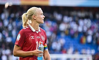 Verletzt ausgewechselt: Pernille Harder vom FC Bayern. - Sebastian Christoph Gollnow/dpa Verletzt ausgewechselt: Pernille Harder vom FC Bayern. - Sebastian Christoph Gollnow/dpa