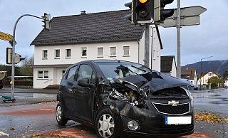 Der Pkw wurde bei der Kollision im Frontbereich zerstört. - Thomas Kube Der Pkw wurde bei der Kollision im Frontbereich zerstört. - Thomas Kube