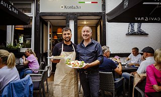Sohn Edo Akbulut (v.l.) und Vater Enzo schmeißen das Restaurant gemeinsam. Nach den Ferien wollen sie jetzt richtig durchstarten. - Katrin Biller/La Trattoria Sohn Edo Akbulut (v.l.) und Vater Enzo schmeißen das Restaurant gemeinsam. Nach den Ferien wollen sie jetzt richtig durchstarten. - Katrin Biller/La Trattoria
