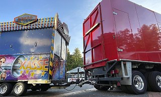 Schon kurz nachdem um 22 Uhr am Sonntag die bunten Lichter erlöschen, beginnt der Abbau der Kirmes. Am frühen Montagmorgen sind die Karussells auf dem Kühlmannplatz verladen und für die Weiterfahrt bereit. - Nike Thöring Schon kurz nachdem um 22 Uhr am Sonntag die bunten Lichter erlöschen, beginnt der Abbau der Kirmes. Am frühen Montagmorgen sind die Karussells auf dem Kühlmannplatz verladen und für die Weiterfahrt bereit. - Nike Thöring