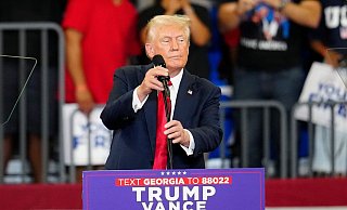 Sie habe einen niedrigen IQ, behauptete Trump mit Blick auf seine Kontrahentin Harris. - Ben Gray/AP/dpa Sie habe einen niedrigen IQ, behauptete Trump mit Blick auf seine Kontrahentin Harris. - Ben Gray/AP/dpa