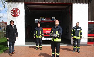 Bürgermeister Nicolas Aisch (v. l.), Frank Peine, Chef der Löschgruppe in Großeneder, Drohnenpilot Martin Koke und Stadtbrandinspektor Sebastian Göke stellen am Feuerwehrgerätehaus in Großeneder die neue Drohne vor. - Löschgruppe Großeneder Bürgermeister Nicolas Aisch (v. l.), Frank Peine, Chef der Löschgruppe in Großeneder, Drohnenpilot Martin Koke und Stadtbrandinspektor Sebastian Göke stellen am Feuerwehrgerätehaus in Großeneder die neue Drohne vor. - Löschgruppe Großeneder