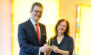 Arnd Paas, Vorsitzender des Vorstandes der Sparkasse Paderborn-Detmold, und Alexandra Sucrow, Vorsitzende des Kunstvereins Paderborn, mit der ausgelobten Stele. - Sparkasse Arnd Paas, Vorsitzender des Vorstandes der Sparkasse Paderborn-Detmold, und Alexandra Sucrow, Vorsitzende des Kunstvereins Paderborn, mit der ausgelobten Stele. - Sparkasse