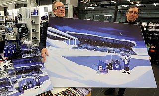 Das Arminia-Weihnachtsmotiv, das Konditor Jörg Kraume (r.) und Arminia-Präsident Hans-Jürgen Laufer präsentieren, wird versteigert. - Wolfgang Rudolf Das Arminia-Weihnachtsmotiv, das Konditor Jörg Kraume (r.) und Arminia-Präsident Hans-Jürgen Laufer präsentieren, wird versteigert. - Wolfgang Rudolf
