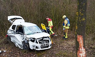 Bei einem Alleinunfall auf der Landstraße 776 bei Büren ist am Montagnachmittag ein 75-jähriger Autofahrer ums Leben gekommen. - Ralph Meyer Bei einem Alleinunfall auf der Landstraße 776 bei Büren ist am Montagnachmittag ein 75-jähriger Autofahrer ums Leben gekommen. - Ralph Meyer