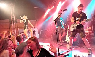 Die Band Klostergold rockte am Samstagabend das Festzelt. - Simone Flörke Die Band Klostergold rockte am Samstagabend das Festzelt. - Simone Flörke