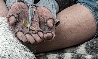 Alles beginnt ganz harmlos mit einem Bettler, der nach Geld fragt. - Symbolfoto Alles beginnt ganz harmlos mit einem Bettler, der nach Geld fragt. - Symbolfoto