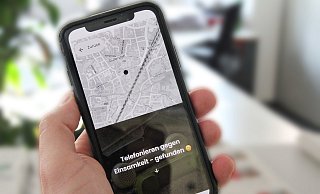 Beispiel für eine Anwendung: Die Malteser haben dank der kurzfristig organisierten Mitwirkung von Abiturienten und Studenten einen telefonischen Besuchsdienst eingerichtet – dort können Menschen anrufen, denen nach einem Gespräch zumute ist. - Patrick Menzel Beispiel für eine Anwendung: Die Malteser haben dank der kurzfristig organisierten Mitwirkung von Abiturienten und Studenten einen telefonischen Besuchsdienst eingerichtet – dort können Menschen anrufen, denen nach einem Gespräch zumute ist. - Patrick Menzel