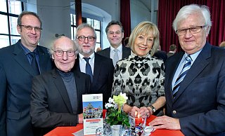 Neujahrsempfang der BfB (v. l.): Dietmar Krämer (1. Vorsitzender), Manfred Witte (Schatzmeister), Rolf Wächter (stellv. Vorsitzender), Joachim Krollpfeiffer (Ratsmitglied), Kirsten Ludwig (Vorstandsmitglied) und OB-Kandidat Rainer Ludwig. Foto: Barbara Franke - Barbara Franke Neujahrsempfang der BfB (v. l.): Dietmar Krämer (1. Vorsitzender), Manfred Witte (Schatzmeister), Rolf Wächter (stellv. Vorsitzender), Joachim Krollpfeiffer (Ratsmitglied), Kirsten Ludwig (Vorstandsmitglied) und OB-Kandidat Rainer Ludwig. Foto: Barbara Franke - Barbara Franke