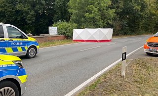 Ein Mann ist in Löhne von der Bünder Straße abgekommen und gegen eine Mauer gefahren. Er verstarb noch an der Unfallstelle. - Dirk Windmöller Ein Mann ist in Löhne von der Bünder Straße abgekommen und gegen eine Mauer gefahren. Er verstarb noch an der Unfallstelle. - Dirk Windmöller