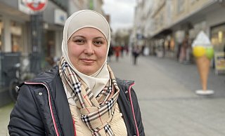 Ghadir Almalla Rashid fühlt sich wohl in der Kurstadt. Die 34-Jährige ist als Flüchtling aus Syrien nach Deutschland gekommen und arbeitet nun ehrenamtlich als Elternbegleiterin. - Nicole Sielermann Ghadir Almalla Rashid fühlt sich wohl in der Kurstadt. Die 34-Jährige ist als Flüchtling aus Syrien nach Deutschland gekommen und arbeitet nun ehrenamtlich als Elternbegleiterin. - Nicole Sielermann