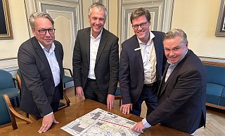 Gucken auf die Berechnung der Bauverwaltung (v.l): Christian Kötter-Lixfeld, Peter Maria Böhm, Jochen Strieckmann, Tim Kähler. - Christina Römer Gucken auf die Berechnung der Bauverwaltung (v.l): Christian Kötter-Lixfeld, Peter Maria Böhm, Jochen Strieckmann, Tim Kähler. - Christina Römer