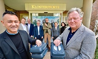Vorne: Tien Nguyen (l.) und Reinhold Frie. Im Hintergrund (v. l.): Heinrich Bertling, Andreas Meschede, Josef Uphoff, Landrat Sven-Georg Adenauer, Nikola Weber und Antonia Reger. - Klosterpforte Vorne: Tien Nguyen (l.) und Reinhold Frie. Im Hintergrund (v. l.): Heinrich Bertling, Andreas Meschede, Josef Uphoff, Landrat Sven-Georg Adenauer, Nikola Weber und Antonia Reger. - Klosterpforte