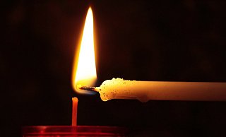 Rote Kerzen stehen nach Definition des Widerstandes gegen die Corona-Maßnahmen für geimpfte, weiße Kerzen für ungeimpfte Teilnehmer der sogenannten Spaziergänge. - Pixabay Rote Kerzen stehen nach Definition des Widerstandes gegen die Corona-Maßnahmen für geimpfte, weiße Kerzen für ungeimpfte Teilnehmer der sogenannten Spaziergänge. - Pixabay