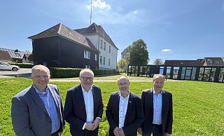Der Altbau (l.) und die Containeranlage sollen dem Neubau weichen. An den Planungen beteiligt sind (v. l.) Hauptamtsleiter Christoph Wittler, der Landtagsabgeordnete Bernhard Hoppe-Biermeyer, Bürgermeister Christian Carl und Wirtschaftsförderer Martin Finger. - Jens Reddeker Der Altbau (l.) und die Containeranlage sollen dem Neubau weichen. An den Planungen beteiligt sind (v. l.) Hauptamtsleiter Christoph Wittler, der Landtagsabgeordnete Bernhard Hoppe-Biermeyer, Bürgermeister Christian Carl und Wirtschaftsförderer Martin Finger. - Jens Reddeker