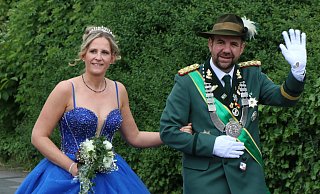 Das Königspaar Nadine und Christoph Neumann beim Festzug durch Wewer. - Holger Kosbab Das Königspaar Nadine und Christoph Neumann beim Festzug durch Wewer. - Holger Kosbab