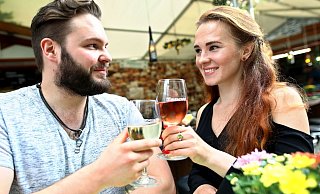 Sebastian Ziemann und Julia Hauptmann auf dem Bielefelder Weinmarkt - am Dienstag, 3. September, geht's wieder los mit Federweißer, Flammkuchen und mehr. - Sarah Jonek Sebastian Ziemann und Julia Hauptmann auf dem Bielefelder Weinmarkt - am Dienstag, 3. September, geht's wieder los mit Federweißer, Flammkuchen und mehr. - Sarah Jonek