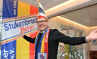 Simon Oekenpöhler hat sich die Narrenkappe aufgezogen. Er steht für den Stukenbrocker Kinderkarneval. Die 25. Ausgabe soll im kommenden Jahr live gefeiert werden. - Karin Prignitz Simon Oekenpöhler hat sich die Narrenkappe aufgezogen. Er steht für den Stukenbrocker Kinderkarneval. Die 25. Ausgabe soll im kommenden Jahr live gefeiert werden. - Karin Prignitz
