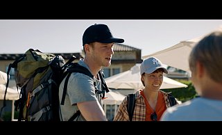 Als die Kurttis in Griechenland auf Leo (Elias Gould, li.) und Niina (Nika Savolainen, re.) treffen, bereitet Leos Ähnlichkeit mit dem ehemaligen Nachbarn, der des Mordes beschuldigt wird, allen Unbehagen. - ARTE France / © Warner Bros. International Television Production Finland Als die Kurttis in Griechenland auf Leo (Elias Gould, li.) und Niina (Nika Savolainen, re.) treffen, bereitet Leos Ähnlichkeit mit dem ehemaligen Nachbarn, der des Mordes beschuldigt wird, allen Unbehagen. - ARTE France / © Warner Bros. International Television Production Finland