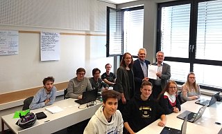 Zwischen den Schülern der 13. Klasse freuen sich Marie-Ann Kückman (v. l.), Matthias Groß und Burghard Lehmann über die Zusammenarbeit zwischen Stiftzung, Berufskolleg und Universität. - Moritz Jülich Zwischen den Schülern der 13. Klasse freuen sich Marie-Ann Kückman (v. l.), Matthias Groß und Burghard Lehmann über die Zusammenarbeit zwischen Stiftzung, Berufskolleg und Universität. - Moritz Jülich
