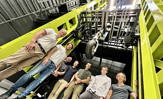 Zum Team des neuen Teststands für Luftfahrtfahrwerke gehören (v. l.) Sascha Knaup, Niklas Wagener, Detlef Blechschmidt, David Schlüpmann, Daniel Bruß, Artem Jeda und Linda Klingbeil. - Jens Reddeker Zum Team des neuen Teststands für Luftfahrtfahrwerke gehören (v. l.) Sascha Knaup, Niklas Wagener, Detlef Blechschmidt, David Schlüpmann, Daniel Bruß, Artem Jeda und Linda Klingbeil. - Jens Reddeker