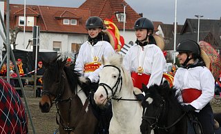 Der urtümlichste, karnevalistische Brauch ist das Kranzreiten. Viele der begeisterten Kranzreiter sind Kinder und Jugendliche. - Regina Brucksch Der urtümlichste, karnevalistische Brauch ist das Kranzreiten. Viele der begeisterten Kranzreiter sind Kinder und Jugendliche. - Regina Brucksch