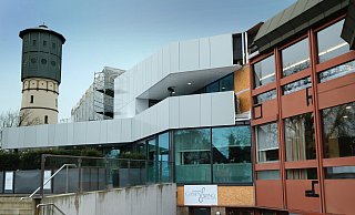 Die Kosten für die Sanierung der Stadthallenfassade belaufen sich inzwischen auf 7,9 Millionen . - Andreas Frücht Die Kosten für die Sanierung der Stadthallenfassade belaufen sich inzwischen auf 7,9 Millionen . - Andreas Frücht