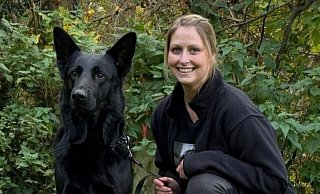Levke Thielking mit ihrem schwarzen Schäferhund Pike. Das Team hat viele Pokale errungen. - Dirk Windmöller Levke Thielking mit ihrem schwarzen Schäferhund Pike. Das Team hat viele Pokale errungen. - Dirk Windmöller