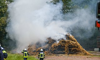 Das stark qualmende Stroh in Jöllenbeck - Andreas Zobe Das stark qualmende Stroh in Jöllenbeck - Andreas Zobe