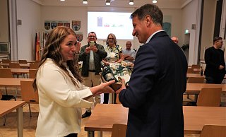 Kreisdirektorin Manuela Kupsch gratuliert dem alten und neuen Landrat mit einem süßen Präsentkorb - seine Frau Kristina bekam Blumen. - Simone Flörke Kreisdirektorin Manuela Kupsch gratuliert dem alten und neuen Landrat mit einem süßen Präsentkorb - seine Frau Kristina bekam Blumen. - Simone Flörke