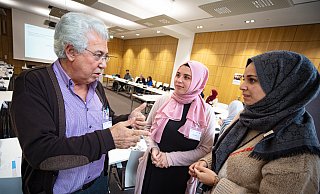 Kaffepause: Der Vorsitzende des Integrationsrats, Mehmed Ali Ölmez, im Gespräch mit der Soziologiestudentin Kübra Özcean (links) und der angehenden Lehrerin Ebru Gültekin, die sich beide in Bielefelder Moscheevereinen engagieren. - Mike-Dennis Müller / www.mdm.photo Kaffepause: Der Vorsitzende des Integrationsrats, Mehmed Ali Ölmez, im Gespräch mit der Soziologiestudentin Kübra Özcean (links) und der angehenden Lehrerin Ebru Gültekin, die sich beide in Bielefelder Moscheevereinen engagieren. - Mike-Dennis Müller / www.mdm.photo