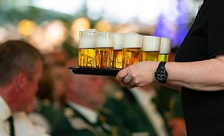 Auf dem Schützenfest ist Trinkfestigkeit gefragt: Wir erklären, wie Sie sich für eine gelungene Feier vorbereiten können. - picture alliance Auf dem Schützenfest ist Trinkfestigkeit gefragt: Wir erklären, wie Sie sich für eine gelungene Feier vorbereiten können. - picture alliance