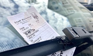 Teures Vergehen: Parken auf dem Gehweg kostet in Bielefeld stolze 55 Euro. - Jens Reichenbach Teures Vergehen: Parken auf dem Gehweg kostet in Bielefeld stolze 55 Euro. - Jens Reichenbach