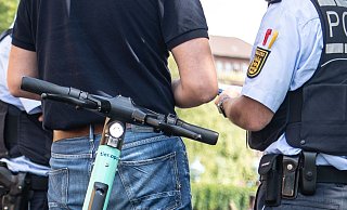 Das Paar wollte den Polizeibeamten entkommen, doch der Flucht versuch misslang. - Symbolfoto: picture alliance/dpa Das Paar wollte den Polizeibeamten entkommen, doch der Flucht versuch misslang. - Symbolfoto: picture alliance/dpa