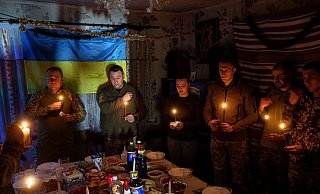 An Weihnachten zielt Russland mit seinen Angriffen auf die Energieversorgung der Ukraine. - Evgeniy Maloletka/AP/dpa An Weihnachten zielt Russland mit seinen Angriffen auf die Energieversorgung der Ukraine. - Evgeniy Maloletka/AP/dpa