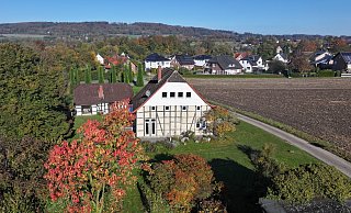Das Müllerhaus in Rödinghausen ist 1840 erbaut worden und liegt auf einem weitläufigen Grundstück. - König Immobilien Das Müllerhaus in Rödinghausen ist 1840 erbaut worden und liegt auf einem weitläufigen Grundstück. - König Immobilien