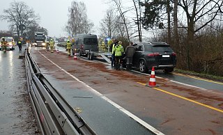 Für das Abstreuen der Ölspur musste die Bundesstraße 64 bei Sande zeitweise voll gesperrt werden. - Feuerwehr Paderborn Für das Abstreuen der Ölspur musste die Bundesstraße 64 bei Sande zeitweise voll gesperrt werden. - Feuerwehr Paderborn