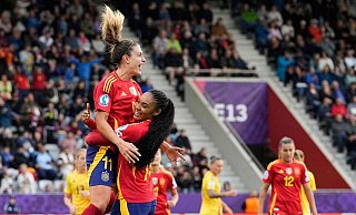 Hoch soll sie leben: Alexia Putellas wird nach ihrem Tor zum 6:2 von Salma Paralluelo geherzt. - Martin Meissner/AP/dpa Hoch soll sie leben: Alexia Putellas wird nach ihrem Tor zum 6:2 von Salma Paralluelo geherzt. - Martin Meissner/AP/dpa