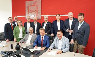 Landrat Michael Stickeln (Mitte) mit den Bürgermeistern und Kreisdirektorin Manuela Kupsch stehen hinter der Förderung. - Kreis Höxter Landrat Michael Stickeln (Mitte) mit den Bürgermeistern und Kreisdirektorin Manuela Kupsch stehen hinter der Förderung. - Kreis Höxter
