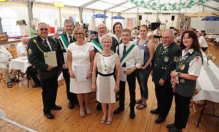 Ehrungen und Auszeichnungen: Karl-Heinz Gollmer (v.l.), Uwe Wacker, Beate Dicks, Ulrich und Hildegard Brünger, Laura Gotzmann, Kilian Janßen, Varinia Delskamp, Heinz Hägerbäumer und Frauke Opitz. - Stefanie Boss Ehrungen und Auszeichnungen: Karl-Heinz Gollmer (v.l.), Uwe Wacker, Beate Dicks, Ulrich und Hildegard Brünger, Laura Gotzmann, Kilian Janßen, Varinia Delskamp, Heinz Hägerbäumer und Frauke Opitz. - Stefanie Boss