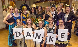 Mit großen Lettern bedanken sich die Formation "Take Drive" um die Initiatorin Sabine Viedt-Kühn und an die aktuelle Trainerin und Tochter Lisanne Kühn für die Auszeichnung mit dem Bumerangorden. - Marc Schriegel Mit großen Lettern bedanken sich die Formation "Take Drive" um die Initiatorin Sabine Viedt-Kühn und an die aktuelle Trainerin und Tochter Lisanne Kühn für die Auszeichnung mit dem Bumerangorden. - Marc Schriegel