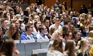 Nach dem Studium oder der Lehre will aktuell die Generation Z auf dem Arbeitsmarkt durchstarten, doch die Krise erschwert den Start. - picture alliance Nach dem Studium oder der Lehre will aktuell die Generation Z auf dem Arbeitsmarkt durchstarten, doch die Krise erschwert den Start. - picture alliance