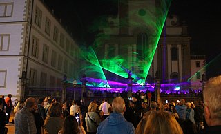 Den Abschluss der Feierlichkeiten bildete die von der Paderborner Sparkasse präsentierte Lasershow an der Marktkirche. - Moritz Jülich Den Abschluss der Feierlichkeiten bildete die von der Paderborner Sparkasse präsentierte Lasershow an der Marktkirche. - Moritz Jülich