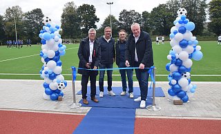 Der Kunstrasenplatz in Albaxen ist eröffnet; mit dem Bundestagsabgeordneten Christian Haase (v. l.), Gerhard Fickert (Firma Rathert), Vereinsvorsitzenden Michael Heine und Bürgermeister Daniel Hartmann beim Durchtrennen des Bandes. - Stadt Der Kunstrasenplatz in Albaxen ist eröffnet; mit dem Bundestagsabgeordneten Christian Haase (v. l.), Gerhard Fickert (Firma Rathert), Vereinsvorsitzenden Michael Heine und Bürgermeister Daniel Hartmann beim Durchtrennen des Bandes. - Stadt