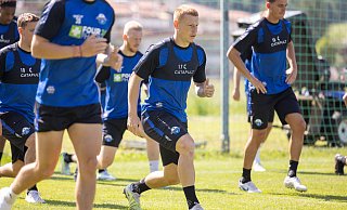 SCP-Neuzugang Laurin Curda will sich nicht nur bei den Dehnübungen mächtig strecken, um in Paderborn den Durchbruch im Profifußball zu schaffen. - Oliver Krato SCP-Neuzugang Laurin Curda will sich nicht nur bei den Dehnübungen mächtig strecken, um in Paderborn den Durchbruch im Profifußball zu schaffen. - Oliver Krato