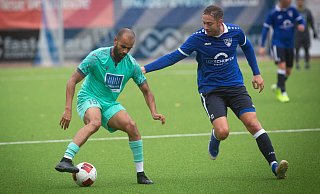 Im Top-Spiel attackiert Jöllenbecks Ole Schürmann (r.) Jacob Jones vom SCB. - Mueller Im Top-Spiel attackiert Jöllenbecks Ole Schürmann (r.) Jacob Jones vom SCB. - Mueller